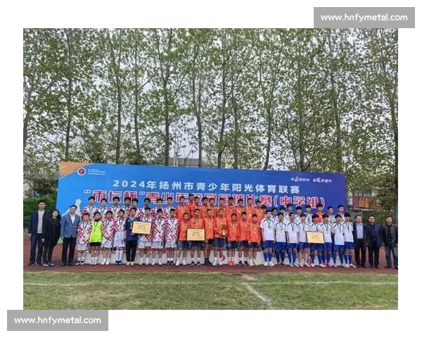 激烈角逐中展现风采 足球比赛中的团队合作与个人英雄主义