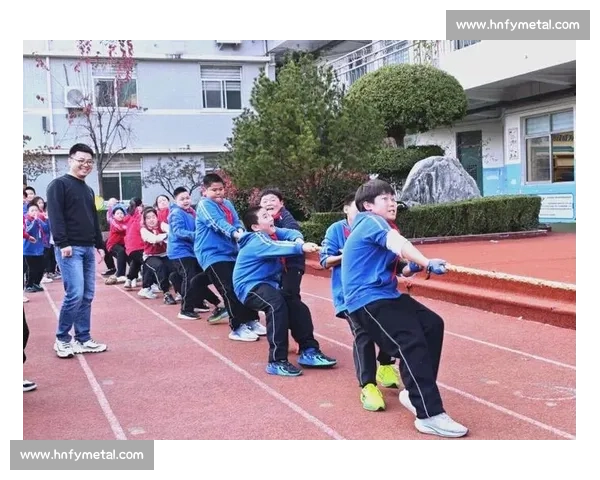难忘的拔河比赛：一场团结与坚持的较量，展现了团队的力量与拼搏精神